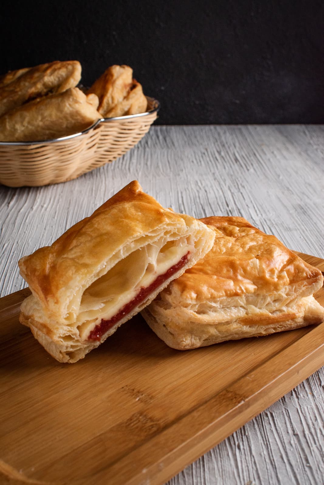 Hojaldre de queso con bocadillo